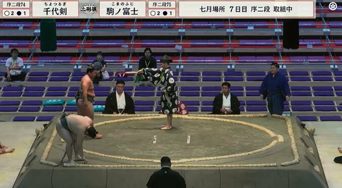 「初めて見た」土俵上に“ポツン”と忘れ物の珍光景 呼出が迅速対応 3枚目