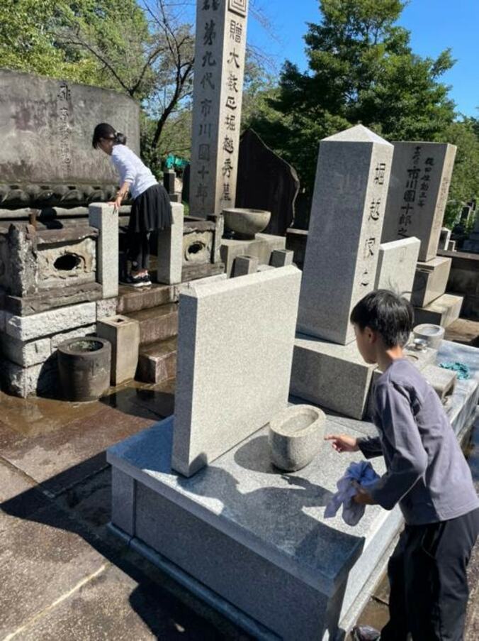  市川海老蔵、子ども達との墓参りで“悪戦苦闘”「2人の質問攻めに」  1枚目