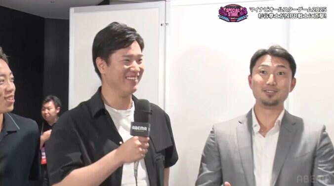 カジュアルスタイルの清水達也投手（写真中央）