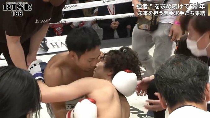 「ううわぁ…」実況驚きの衝撃KO 担架投入も双方のスポーツマンシップに反響 2枚目