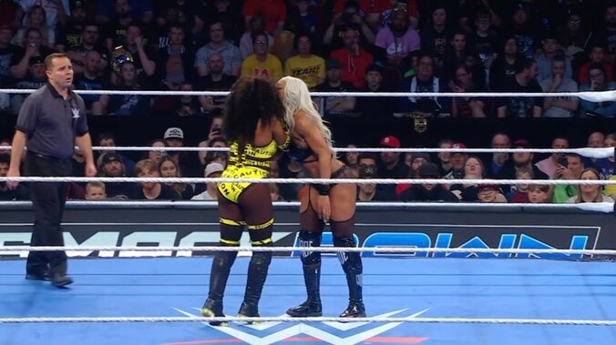 ジェイドがナオミを「ペロリ」