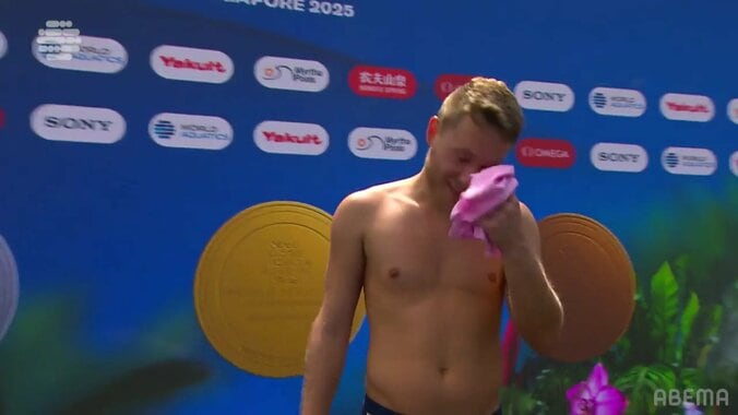 あわや大事故！9階の高さで逆立ち→腕がブルブルッ全身グラリ！優勝をかけた最終演技で緊張か…ハイダイビング決勝で背筋が凍った瞬間 5枚目