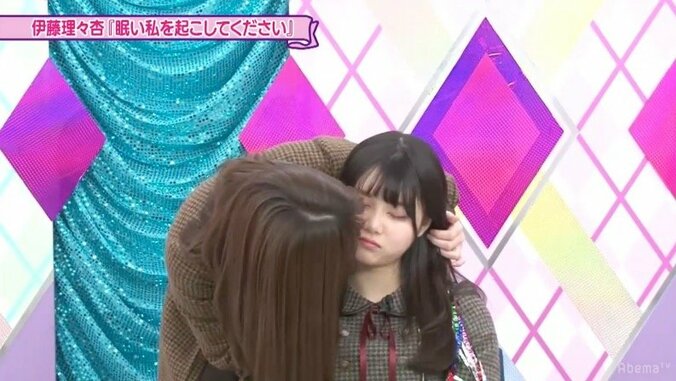 松村沙友理が伊藤理々杏に濃厚キス、齋藤飛鳥「チューってああいう音がするものなの？」 1枚目
