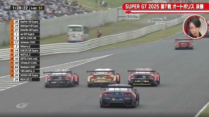 Zがスープラに挟まれて「サンドイッチやん！」「これどうするの！？」 超接近の“限界バトル”に現役レーサーも本音「うわ、嫌だ」 3枚目
