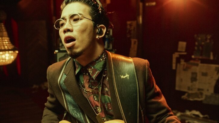 佐藤健、King Gnuと初共演で「千両役者」の激しいパフォーマンスに酔いしれる