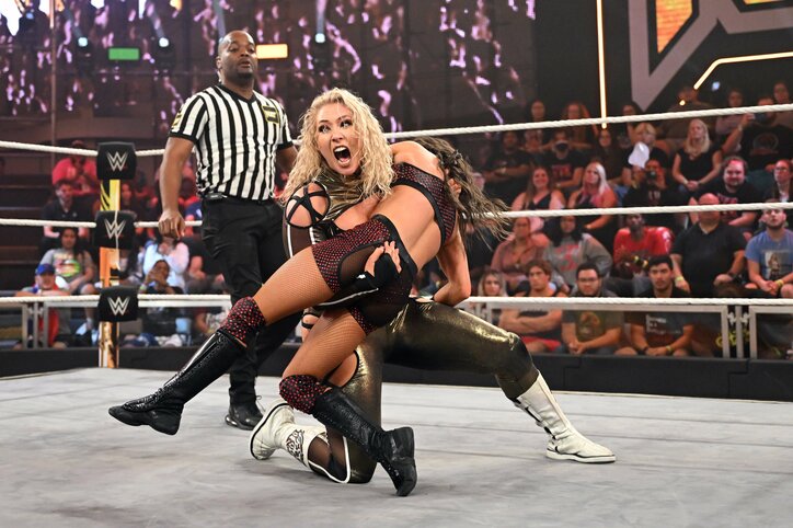 【映像】「腹にめり込む」恵体レスラーのヒップアタック