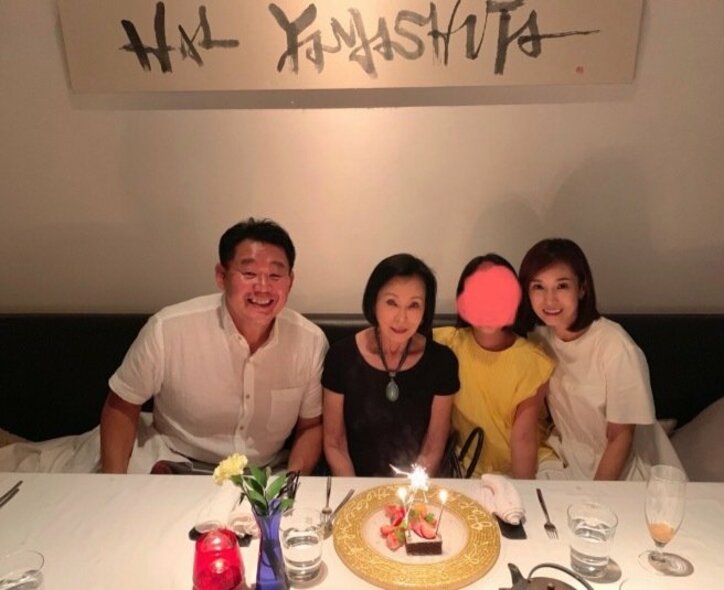 花田虎上 母 藤田紀子の誕生日を家族と祝福 これからも健康に過ごして頂きたい 話題 Abema Times