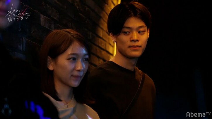 飯豊まりえ「わっ、恋してる！」ステージで熱唱するミッチェル和馬、見つめる女子たちの表情…『オオカミちゃん』第2話