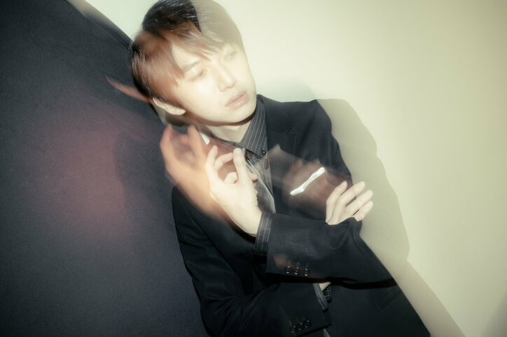 全身整形にホルモン注射で子供の姿に…本郷奏多がサイコな殺し屋役に挑戦！　子役と二人三脚で作り上げた映画『Ｄｉｎｅｒ ダイナー』撮影裏話