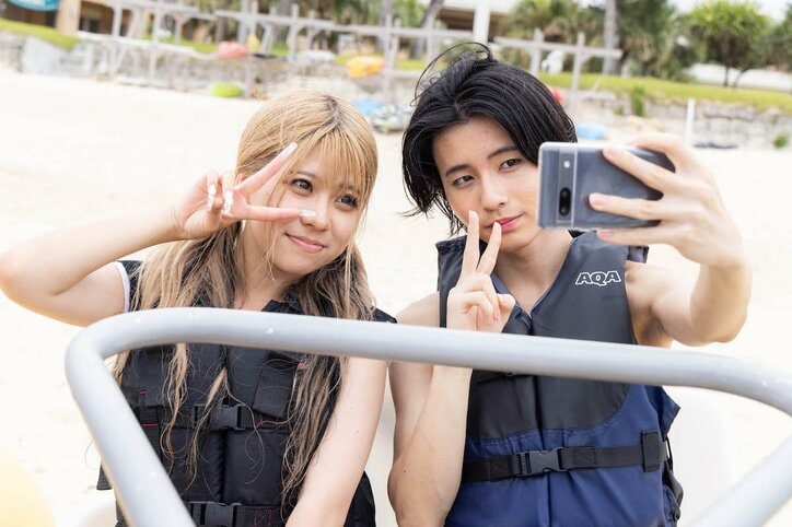 金髪ギャルJK、水着デートで男子に積極アピール「顔がすごいイケメン」