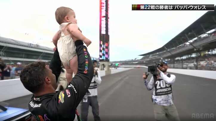 【写真・画像】“100レース未勝利の男”、劇的優勝直後に捉えた“感動の光景” 妻と抱擁…子供を抱き上げ、サーキット喝采「一生忘れられん思い出やろな」　1枚目