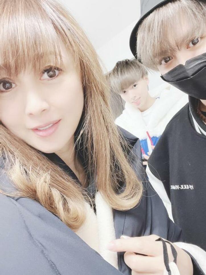  渡辺美奈代、夫の誕生日の前夜祭で家族と食事を堪能「子供達も幼い頃からきていたお店」 