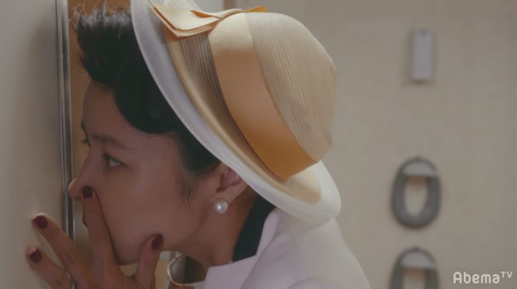 トイレの個室を上から覗こうと…水野美紀が小池徹平&松本まりかを追い詰める『奪い愛、夏』はもはやホラー!?