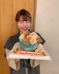 岸明日香、満面の笑みでのバースデーショットを公開 ファン祝福「あすぽん誕生日おめでとう」