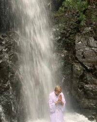 「煩悩消えました」加藤紗里、本格的な“滝行”に挑戦するプライベートショットを公開