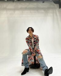 「過呼吸なる」「もはや事件」登坂広臣のカッコ良すぎる花柄＆ダメージデニム姿にファン悶絶