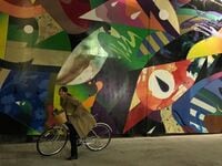 西野七瀬、自転車に乗りながらの笑顔ショットにファン歓喜「かわいすぎ」「チャリになりたい」