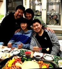 北斗晶、家族4人が揃ったクリスマス「サンタさんありがとう～」