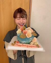 岸明日香、満面の笑みでのバースデーショットを公開 ファン祝福「あすぽん誕生日おめでとう」