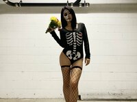 テラハ智可子、網タイツを着用したセクシーコスプレ披露