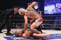 【画像】マウスピース吹き飛ぶ→10連発パウンドの秒殺KO