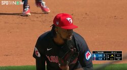 ピッチャーが観客席にボールを投げ込み球場騒然！ とんでもない牽制悪送球が招いた“珍事”に「ワオ！」実況も驚き