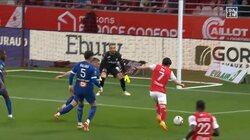 絶好調！伊東純也がDF2人を翻弄するキレッキレドリブルからの強烈シュート！相手の勢いを利用するリズミカルなステップでプレスをかわしまくる瞬間「質が高すぎ」