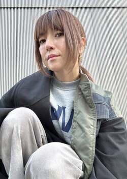  hitomi、48歳を目前にほうれい線が濃くなった自身の姿を公開「美容医療？！とか気になるけど…」 