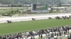 「これだけ強い勝ち方は…」“女性調教師”前川厩舎の新馬が7馬身差レコードV！ ファンの期待膨らむ「バケモノ級」