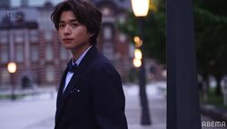 東京駅で妻・堀田茜を待つ正装した白洲迅…カッコ良すぎて「めちゃくちゃ様になってる！」の声『私たち結婚しました』第2話