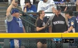 球場騒然！女性ファン、大谷の豪快弾を“神キャッチ”直後のリアクションが話題に「めっちゃ嬉しそうw」「こっちまで嬉しいな」