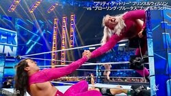 「ファイト一発？」レスラーが試合中に相棒と“謎儀式” 直後に一撃喰らい「なんだこれ」ファン困惑の珍事に解説も苦笑