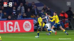 これでノーファウル？久保建英に激しすぎるプッシング！露骨な押し出しでドリブル阻止されスタジアム大ブーイングの瞬間