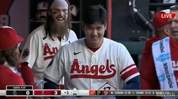 大谷翔平、特大17号の直後にベンチで見せた“力こぶポーズ”にマーシュ大爆笑 「いいお顔」「嬉しそう」ファンも歓喜