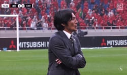 「カオスの浦和を1日で勝てるチームに」田中達也“暫定監督”が神采配→胸熱ガッツポーズ！「名将爆誕の瞬間」「スーツ姿が新鮮」ファン歓喜