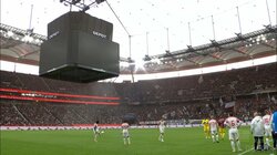 「落ちたら大惨事」試合中のピッチに超巨大スクリーンが降下＆散水してプレーが中断する前代未聞のアクシデント発生！やりすぎた発煙筒の煙に反応か「超危険」「シュール過ぎる」