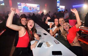 グラマー女優がセクシーコスで復帰！ イングランド代表の躍進願う「幸運をもたらせれば」