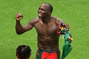 【W杯】カメルーンFWがブラジル戦で決勝弾→ユニ脱ぎ→退場　2006年ジダン以来の珍事