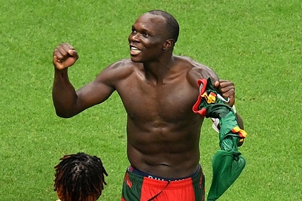 W杯】カメルーンFWがブラジル戦で決勝弾→ユニ脱ぎ→退場 2006年