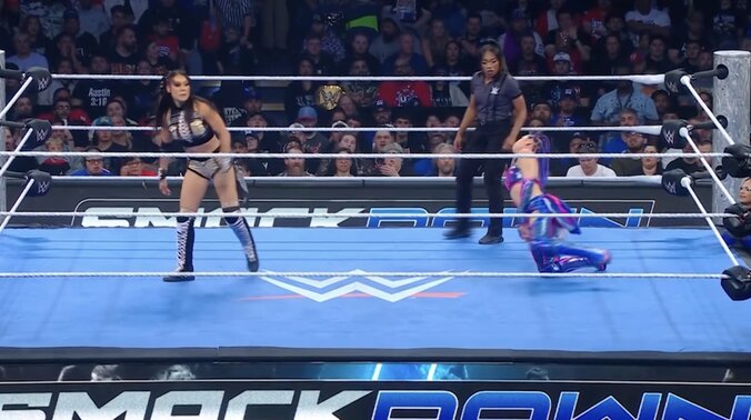 吹っ飛んだジュリアは悶絶