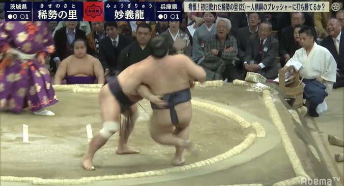 稀勢の里、二日目に金星配給！　妙義龍に寄り倒しで敗れる　元前頭・若ノ城「抱えるだけでは残すのが精一杯」 1枚目