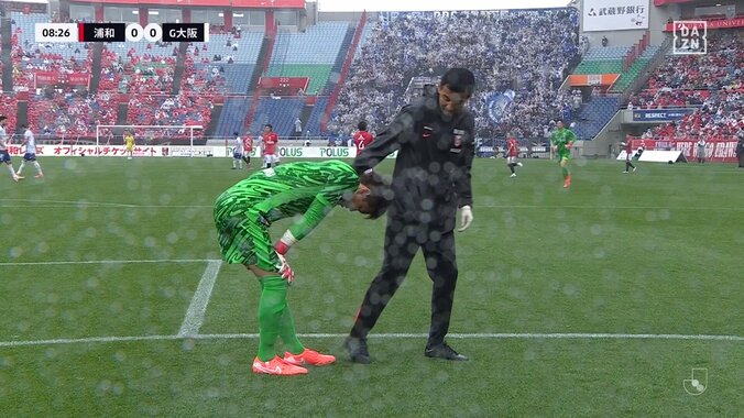 一体なにがあった？浦和GK西川周作、開始早々に負傷退場のアクシデント発生「負傷交代は厳しいな」「大きな怪我でなければ良いけど」 2枚目