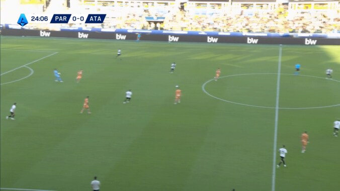 「えぐい！」鈴木彩艶の“超低空高速パス”にファン騒然「うまいなぁ…」「実質ボランチ」元日本代表GKも絶句した瞬間 3枚目