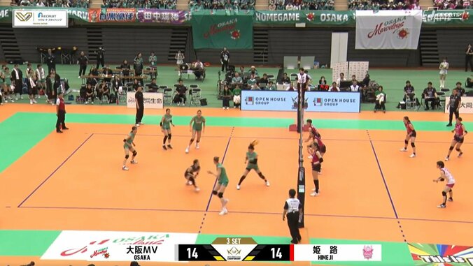 歓喜の美女選手、真顔から突如見せた“変顔” 女子バレー、サービスエースでコート上にほっこり“珍”光景 5枚目