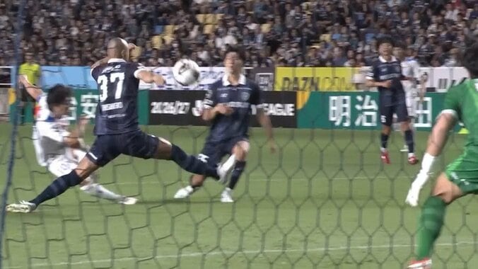 ［映像］難しい体勢から豪快コントロールシュート