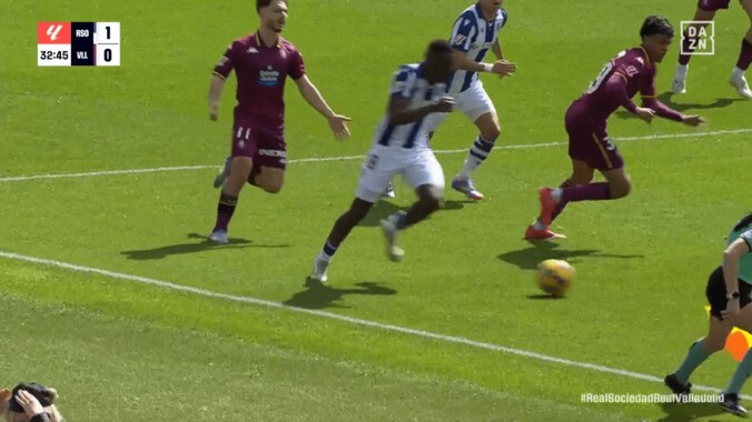 「反則級の上手さ」久保建英の“美しすぎるヒールパス”にファン大興奮！待望復帰の名相棒と“黄金コンビ”で違いを作った瞬間「タケ×トラオレ最高！」「相性いいのよね」 4枚目