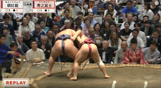 「髷ですかね?」「あ、ここだ!」物言いで中継混乱も実は…「なるほど」「よく残した」カメラが捉えた“土俵際の大熱戦” 3枚目