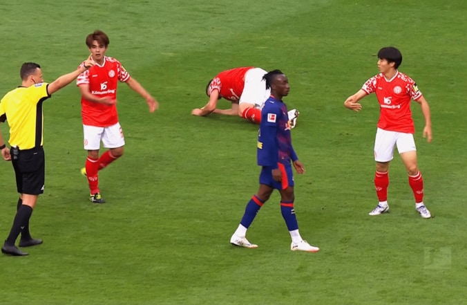 「熱すぎるだろ」日本代表MFコンビがマインツで連携回収！「佐野と川﨑で奪ってる泣」「取り切った」ファン大興奮の一部始終 3枚目