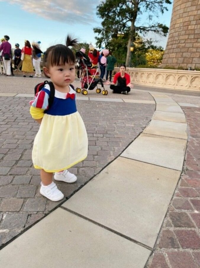 浜田ブリトニー、白雪姫姿の娘の写真を公開「かわいー！」「天使」の声 1枚目