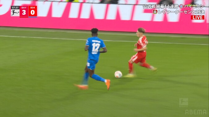 驚愕！17歳神童の“芸術的トラップ”が「メッシすぎる」後方からのパスをアウトサイドで完璧に操った瞬間「バイエルン・ファンは幸せ」 4枚目